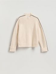 Sweter z kontrastową lamówką - kremowy. Białe swetry klasyczne damskie Reserved, l, z dzianiny, bez kołnierzyka. Za 149.99 zł.