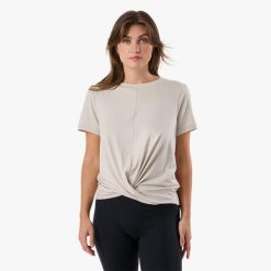 Koszulka treningowa damska Swedemount Core Wrap Soft Tee szybkoschnąca. Szare bluzki damskie SWEDEMOUNT, bez wzorów, bez kołnierzyka. Za 79.99 zł.