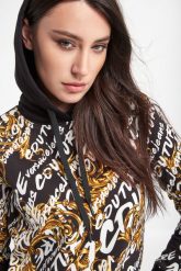 Bluza dresowa damska VERSACE JEANS COUTURE. Bluzy bez kaptura damskie Versace Jeans Couture, s, z dresówki. W wyprzedaży za 683.17 zł.