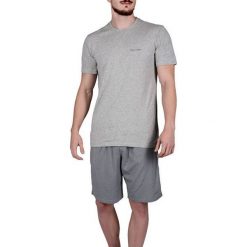 Calvin Klein Dzianina Piżama Pj w torbie Grey Heather / Astor Geo Print Grey cjp NM1536E -CJP (rozmiar M). Brązowe piżamy męskie CALVIN KLEIN, m, bez wzorów, z dzianiny, bez ramiączek. W wyprzedaży za 223.00 zł.