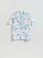 Koszula regular z dodatkiem lnu - jasnoniebieski. Niebieskie koszule męskie Reserved, l, bez wzorów, z wiskozy, bez kołnierzyka, bez ramiączek. Za 139.99 zł.