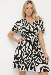 Czarna Kopertowa Sukienka z Wiskozy w Abstrakcyjny Wzór Fenilsa. Czarne sukienki damskie Born2be, na co dzień, na lato, l, bez wzorów, z wiskozy, eleganckie, bez kołnierzyka, bez ramiączek, mini, kopertowe. Za 69.99 zł.