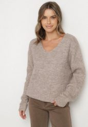 Brązowy Sweter z Dodatkiem Wełny i Trójkątnym Dekoltem Esmina. Brązowe swetry klasyczne damskie Born2be, l, z wełny, bez kołnierzyka. Za 99.99 zł.