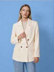 Żakiet dwurzędowy z rozcięciami z tyłu - żółty. Żółte marynarki i żakiety damskie Sinsay, l, bez wzorów. Za 79.99 zł.