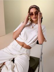 Bawełniana koszulka z ozdobnymi kryształkami - kremowy. Białe t-shirty damskie Sinsay, l, bez wzorów, z bawełny, bez kołnierzyka. Za 25.99 zł.