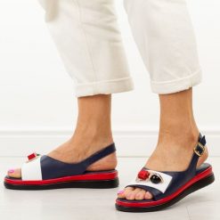 Granatowe skórzane sandały damskie Jezzi 18-50. Brązowe sandały damskie Jezzi, bez wzorów, z jeansu, bez obcasa. Za 269.00 zł.