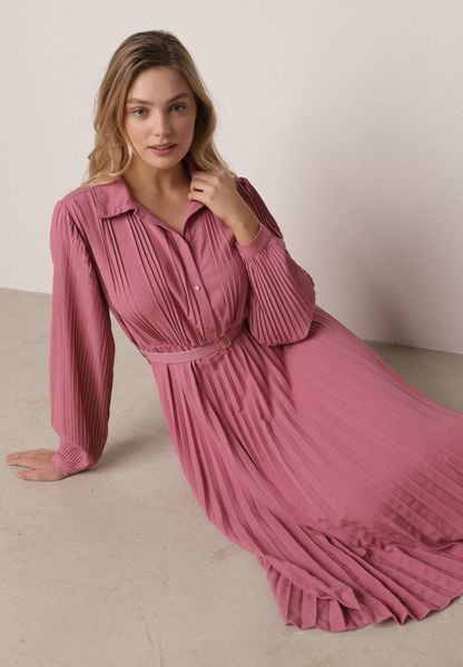 Fuksjowa Sukienka Plisowana o Koszulowym Kroju z Paskiem z Klamrą Efronta. Czerwone sukienki damskie Born2be, na co dzień, l, z aplikacjami, z jeansu, eleganckie, bez kołnierzyka, bez ramiączek, midi, koszulowe. Za 129.99 zł.