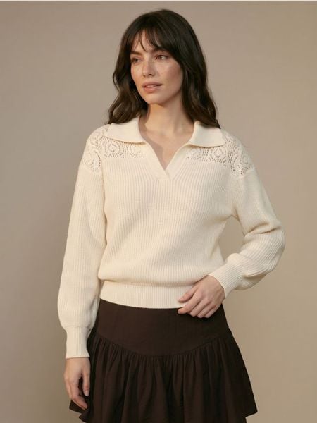 Sweter z kołnierzykiem i ażurowym detalem - kremowy. Białe swetry klasyczne damskie Sinsay, l, bez kołnierzyka. Za 59.99 zł.