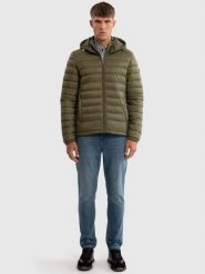 Kurtka męska pikowana z kapturem khaki Acarf 303. Zielone kurtki męskie Big Star, na jesień, l, bez wzorów, z jeansu, eleganckie, z kapturem. W wyprzedaży za 279.99 zł.