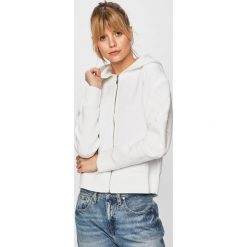 Guess Jeans - Bluza Irma. Białe bluzy z kapturem damskie Guess Jeans, m, z jeansu. W wyprzedaży za 299.90 zł.