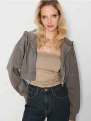 Krótka bluza z kapturem - szary. Szare bluzy sportowe damskie Sinsay, l. W wyprzedaży za 22.99 zł.