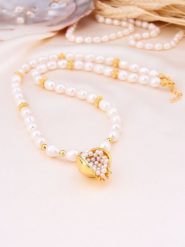 L'Atelier de Gaia Pozłacany naszyjnik z elementami ozdobnymi - dł. 45 cm rozmiar: onesize. Białe naszyjniki damskie L'Atelier de Gaia, pozłacane. Za 86.99 zł.