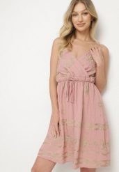 Różowa Sukienka Boho z Wiskozy na Ramiączkach Zdobiona Metalicznym Haftem Saleriela. Czerwone sukienki damskie Born2be, na co dzień, m, z aplikacjami, z wiskozy, boho, bez kołnierzyka, bez ramiączek, mini, kopertowe. W wyprzedaży za 79.99 zł.