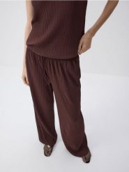 Szerokie spodnie z dzianiny - brązowy. Brązowe spodnie materiałowe damskie Reserved, bez wzorów, z dzianiny. W wyprzedaży za 59.99 zł.