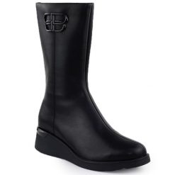 Skórzane kozaki krótkie na koturnie czarne T.Sokolski Z25-43. Czarne kozaki damskie T.Sokolski, ze skóry, bez obcasa, na koturnie. Za 289.99 zł.