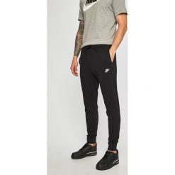 Nike Sportswear - Spodnie. Czarne spodnie materiałowe męskie Nike Sportswear, bez wzorów, z bawełny, casualowe. Za 139.90 zł.