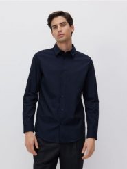 Bawełniana koszula slim fit - granatowy. Niebieskie koszule męskie Reserved, l, bez wzorów, z bawełny, bez kołnierzyka, bez ramiączek. W wyprzedaży za 89.99 zł.