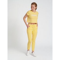 Damska koszulka crop top Hummel Legacy. Żółte bluzki damskie HUMMEL, l, bez wzorów, bez kołnierzyka. Za 91.50 zł.