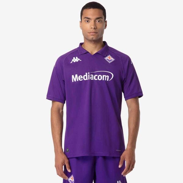 Koszulka domowa Fiorentina 2024/25. Fioletowe t-shirty sportowe męskie Kappa, z tkaniny, bez ramiączek, do piłki nożnej. W wyprzedaży za 301.05 zł.