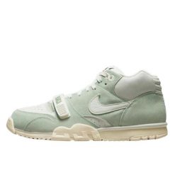 Buty do chodzenia dla dorosłych Air Trainer 1 Enamel Green. Zielone buty sportowe na co dzień damskie Nike, bez wzorów, z materiału, trekkingowe. Za 600.65 zł.
