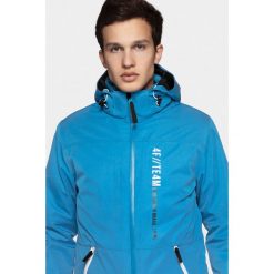 Kurtka narciarska męska KUMN552R - niebieski. Niebieskie kurtki męskie 4f, m, bez wzorów, z kapturem. W wyprzedaży za 249.99 zł.