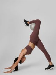 4F Legginsy treningowe bezszwowe damskie - brązowe XL/XXL. Brązowe legginsy damskie 4f, s, bez wzorów. Za 149.99 zł.