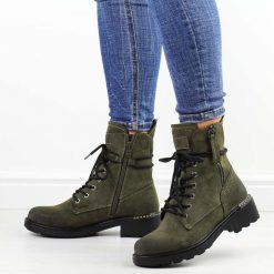 Zielone botki damskie zimowe Jezzi 4226. Zielone botki damskie Jezzi, na jesień, z jeansu, eleganckie, bez obcasa, bez zapięcia. Za 239.00 zł.
