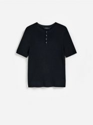 Dopasowany sweter muscle fit - czarny. Czarne swetry męskie Reserved, l, bez wzorów, z lyocellu, bez kołnierzyka. Za 119.99 zł.