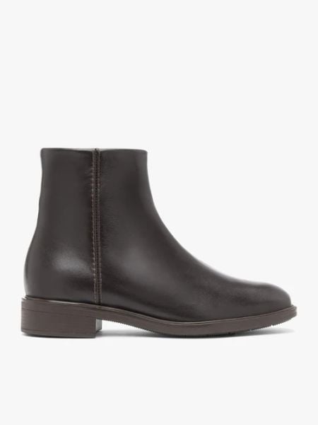 Ciemnobrązowe płaskie botki. Brązowe botki damskie Ryłko, ze skóry, eleganckie, za kostkę, bez obcasa, na płaskiej podeszwie, bez zapięcia. Za 479.99 zł.