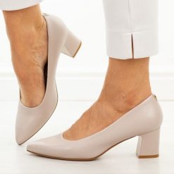 J.Szare czółenka damskie na obcasie Sergio Leone Pb413. Szare czółenka damskie Sergio Leone, bez wzorów, ze skóry, bez obcasa, na obcasie. W wyprzedaży za 148.72 zł.