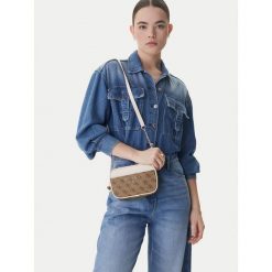 Torebka Guess. Brązowe torebki klasyczne damskie Guess, z aplikacjami, bez dodatków. Za 674.99 zł.