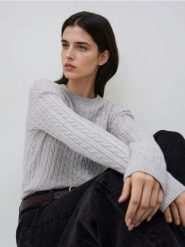 Sweter z ozdobnym splotem - jasnoszary. Szare swetry klasyczne damskie Reserved, l, z dzianiny, bez kołnierzyka. Za 99.99 zł.