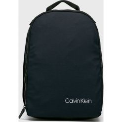 Calvin Klein - Plecak. Czerwone plecaki męskie CALVIN KLEIN, bez wzorów, z materiału. W wyprzedaży za 269.90 zł.