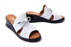 ARTIKER RELAKS 52C0500 biały, klapki damskie. Białe klapki damskie Artiker Relaks, bez wzorów, ze skóry, bez obcasa, na koturnie. Za 139.93 zł.