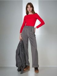 Sweter - czerwony. Czerwone swetry klasyczne damskie Sinsay, l, bez kołnierzyka. W wyprzedaży za 17.99 zł.