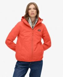 Superdry Kurtka wiatrówka Essential Tri lekka i wodoodporna – HOT CORAL. Brązowe kurtki męskie Superdry., bez wzorów, z materiału, bez kaptura. Za 395.85 zł.