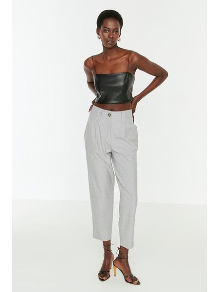 Trendyol Spodnie w kolorze szarym rozmiar: 36. Szare spodnie materiałowe damskie Trendyol, bez wzorów, z materiału. Za 78.99 zł.