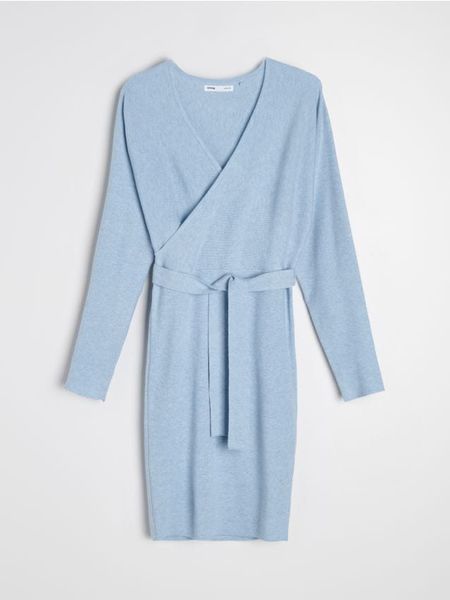 Swetrowa sukienka mini z kopertowym dekoltem - błękitny. Niebieskie sukienki damskie Sinsay, l, bez wzorów, bez kołnierzyka, bez ramiączek, mini, kopertowe. W wyprzedaży za 39.99 zł.