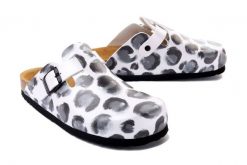 DR. BRINKMANN 600048-03 weiss, klapki profilaktyczne damskie. Białe klapki damskie Dr. Brinkmann, bez wzorów, bez obcasa. Za 254.90 zł.