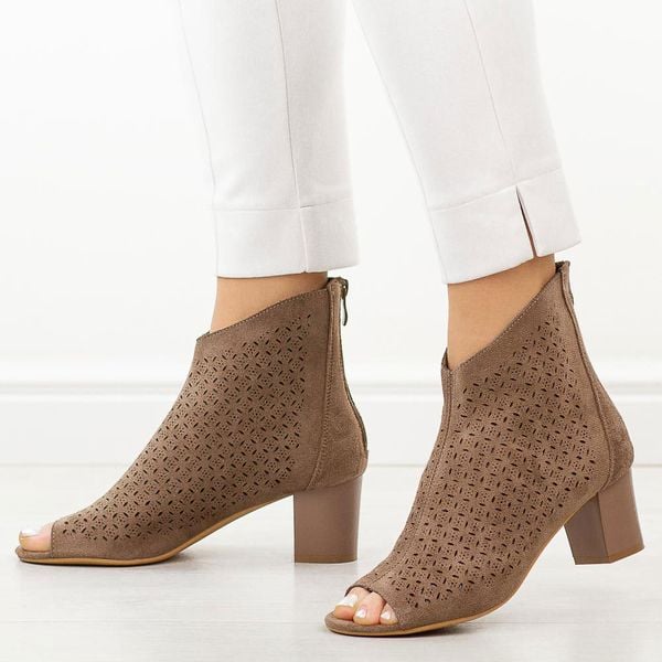 Brązowe sandały damskie na obcasie z zakrytą piętą M.Daszyński 1954-23. Brązowe sandały damskie M.Daszyński, w ażurowe wzory, z materiału, bez obcasa, na obcasie. Za 179.00 zł.