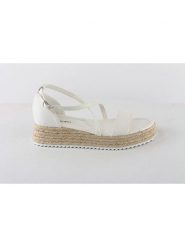 Foreverfolie Sandały w kolorze białym rozmiar: 38. Białe sandały damskie Foreverfolie, bez wzorów, bez obcasa, na platformie. Za 82.44 zł.