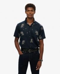 Superdry Krótki rękaw plażowa koszula z lnu – Draconic Navy. Niebieskie koszule damskie Superdry., na lato, l, z aplikacjami, z bawełny, bez kołnierzyka, bez ramiączek. Za 279.65 zł.