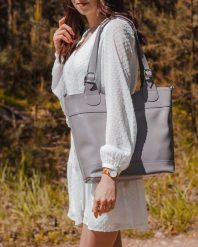 Torebka skórzana damska DAN-A T195B szara. Szare torebki klasyczne damskie DAN-A, bez wzorów, ze skóry, bez dodatków. Za 399.99 zł.