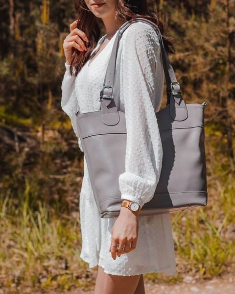 Torebka skórzana damska DAN-A T195B szara. Szare torebki klasyczne damskie DAN-A, bez wzorów, ze skóry, bez dodatków. Za 399.99 zł.