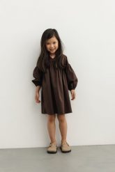 MINI sukienka o luźnym kroju w kolorze CACAO BROWN - RAYA-80-86 (12-18). Brązowe sukienki dziewczęce Marsala, bez wzorów, z bawełny, bez ramiączek, długie. W wyprzedaży za 58.46 zł.