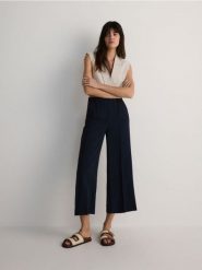 Spodnie culotte z wiskozą - granatowy. Niebieskie spodnie materiałowe damskie Reserved, bez wzorów, z tkaniny. W wyprzedaży za 79.99 zł.