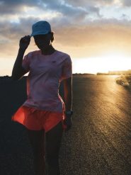 4F Spodenki do biegania szybkoschnące damskie - różowe S. Czerwone szorty damskie 4f, bez wzorów, z materiału, z podwyższonym stanem. Za 149.99 zł.