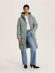 Ocieplany płaszcz - jasny zielony. Zielone płaszcze damskie Reserved, l, bez wzorów, z tkaniny. W wyprzedaży za 65.99 zł.