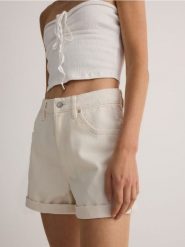 Szorty jeansowe - złamana biel. Szorty damskie Reserved, bez wzorów, z denimu, klasyczne. W wyprzedaży za 59.99 zł.
