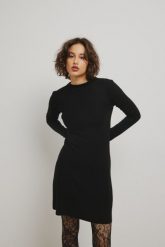 Gładka sukienka z długimi rękawami w kolorze TOTALLY BLACK - GIRONA. Czarne sukienki damskie Marsala, bez wzorów, z elastanu, eleganckie, bez kołnierzyka, bez ramiączek, mini, rozkloszowane. Za 199.90 zł.